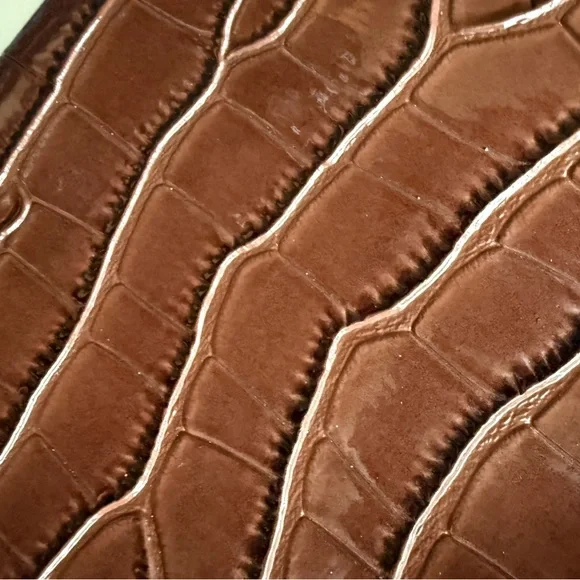 Elegant Brown Reptile-Embossed Women's Bag - Picture 3 of 3